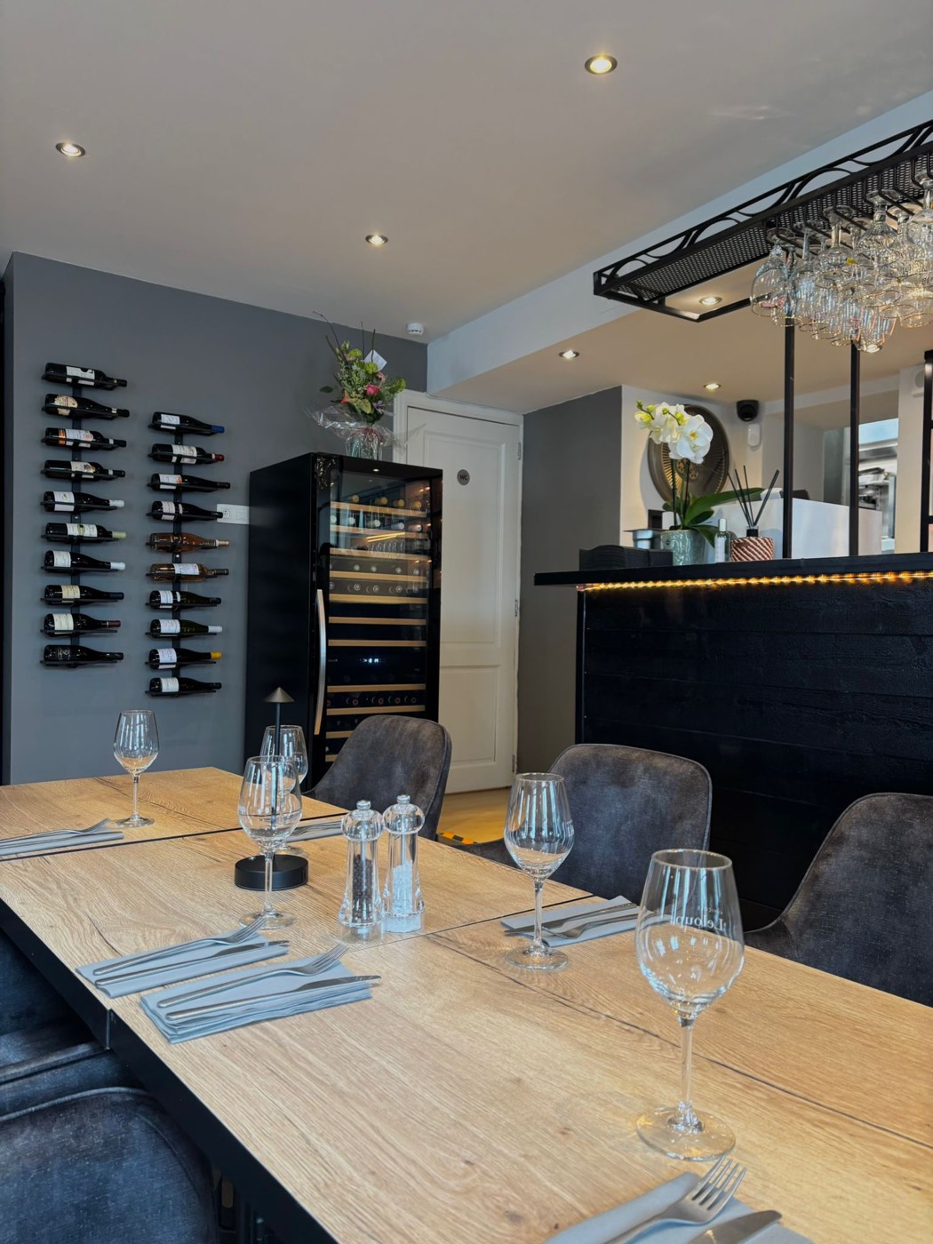 Table dressée et sélection de vins