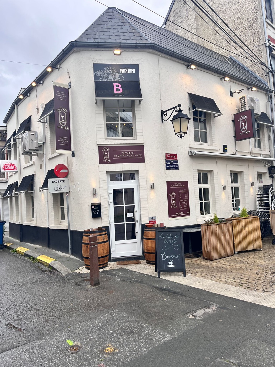 La façade de la brasserie au 27 rue Charles Sambon à Wavre