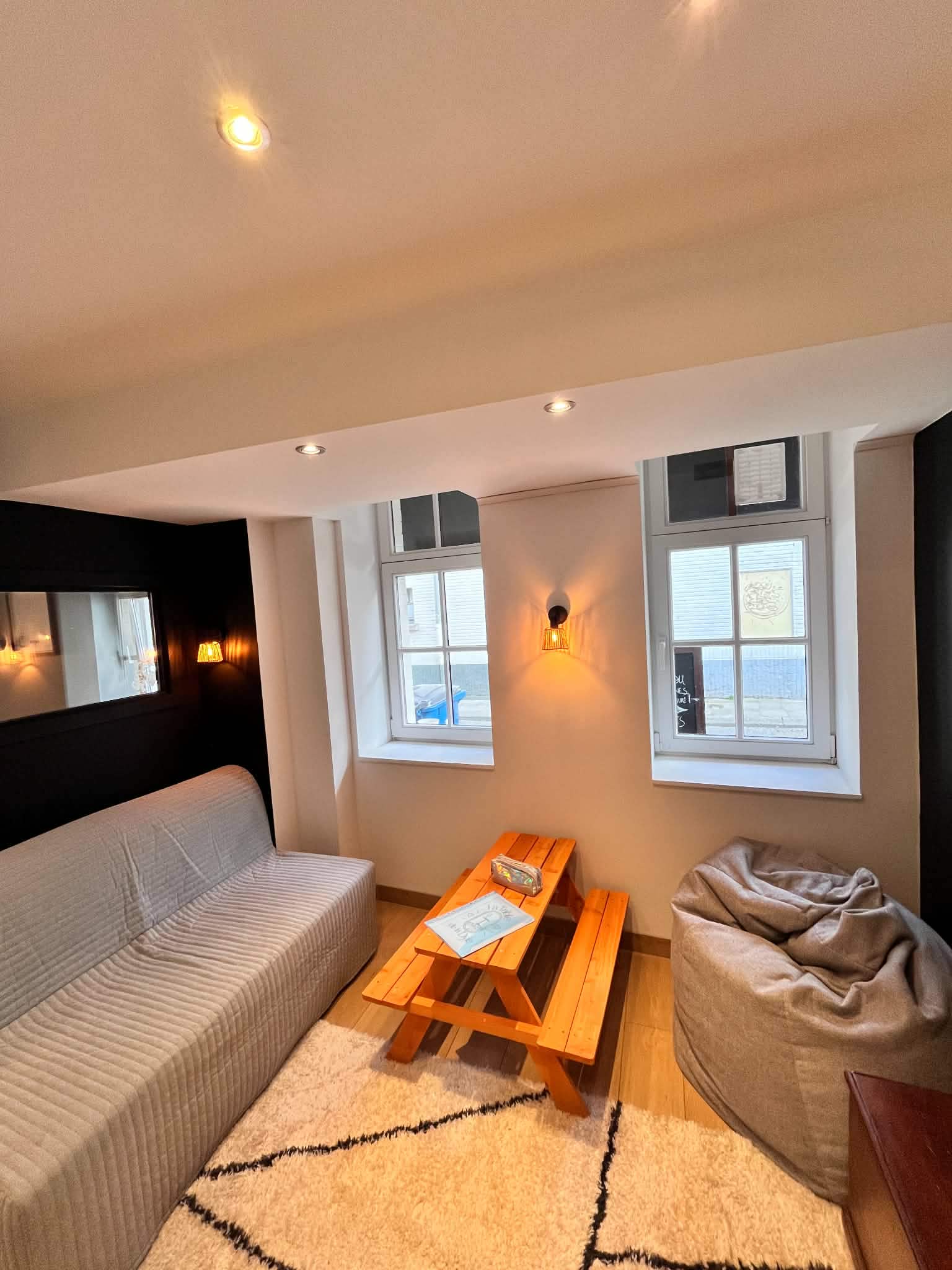 L'espace de jeux : banquette, table de pique-nique et pouf