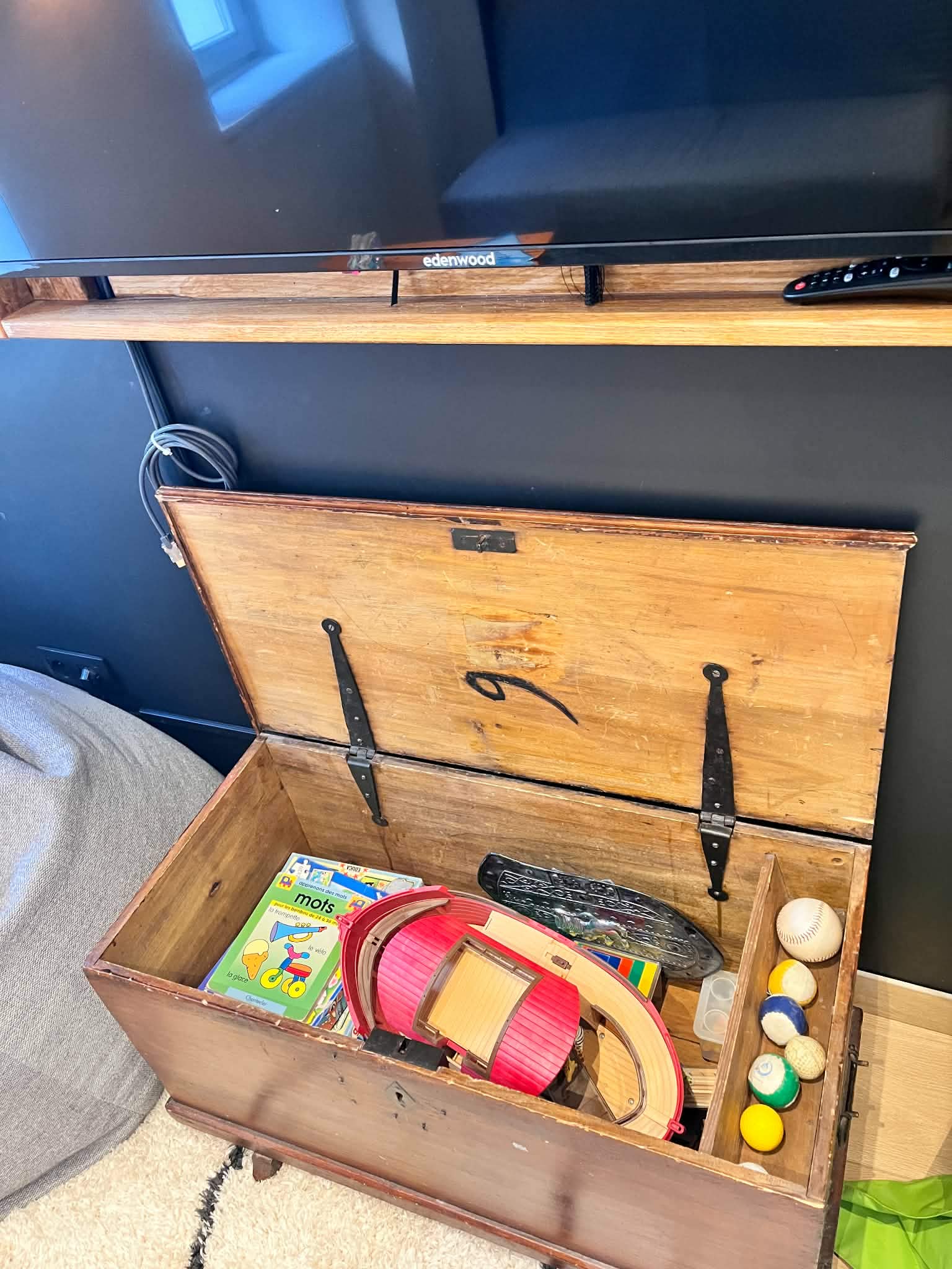Le coffre à jouets de la salle de jeux