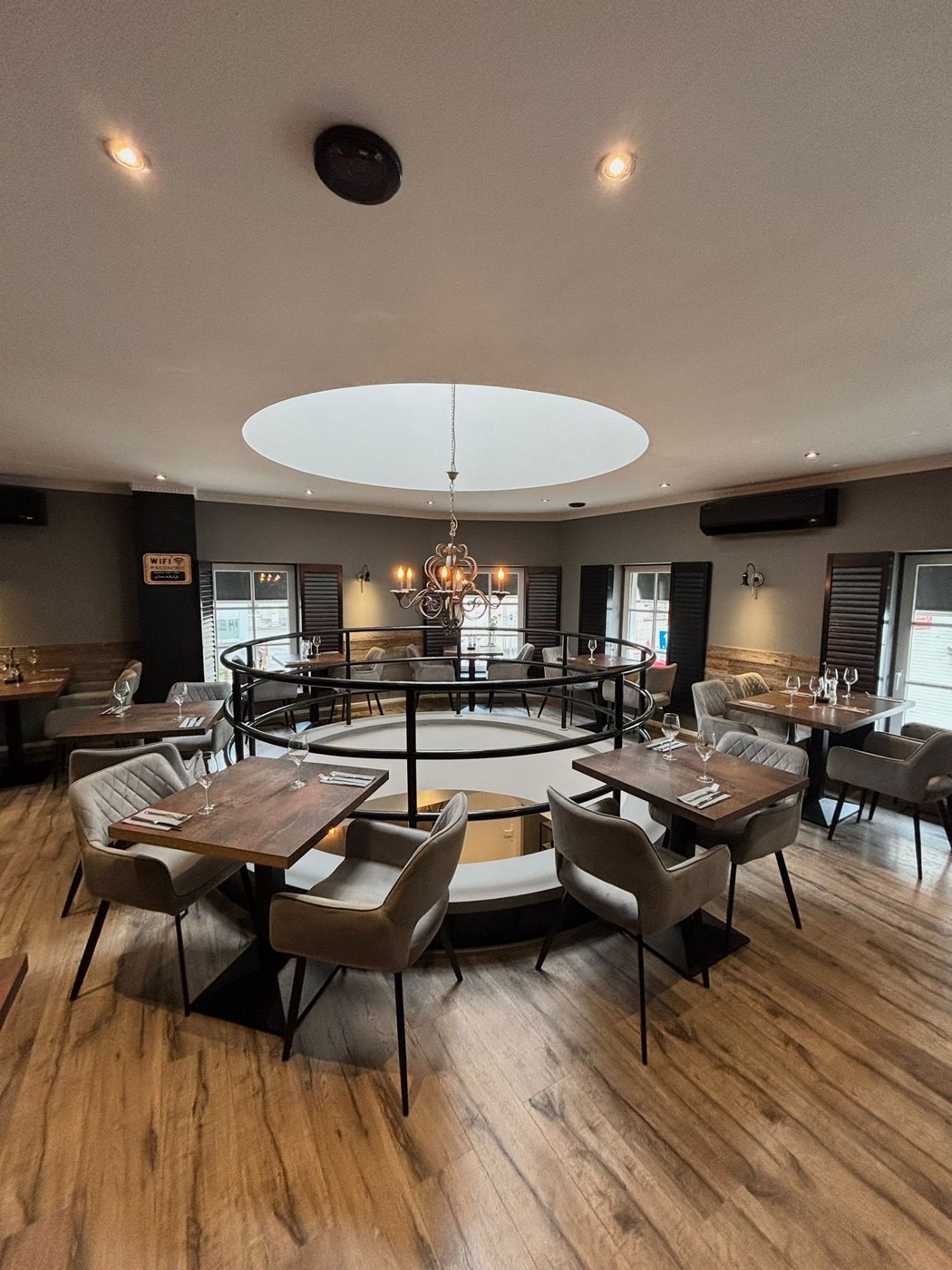 La salle principale de La Table de la Dyle et son puits de lumière